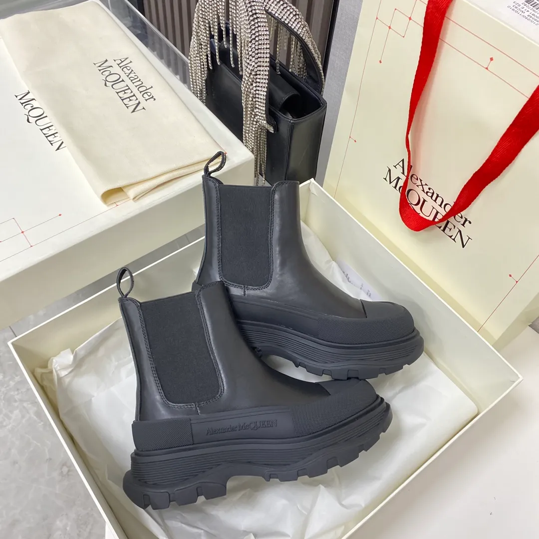 👟👟Ex-factory price 560👟👟 Women's shoe factory Alexander Mcqueen/McQueen 22 autumn and winter series Martin boots short boots, original development and the highest version. The style is simple and elegant. Another long-leg artifact. The height of the boot is just right. Highly recommended for small girls. Imported cowhide for the upper and imported sheepskin for the lining. T👟👟Ex-factory price U combination outsole Size: Women 35-40,